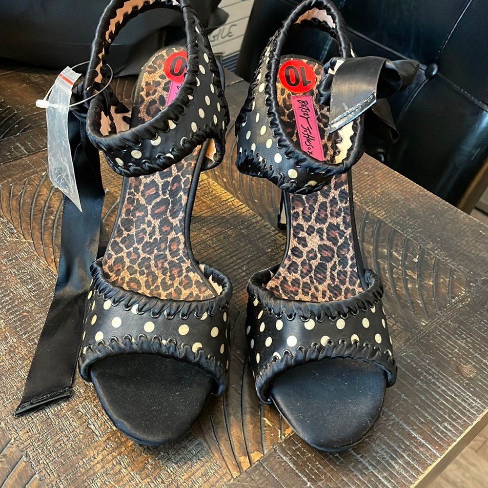 Betsy Johnson size 10 New pumps